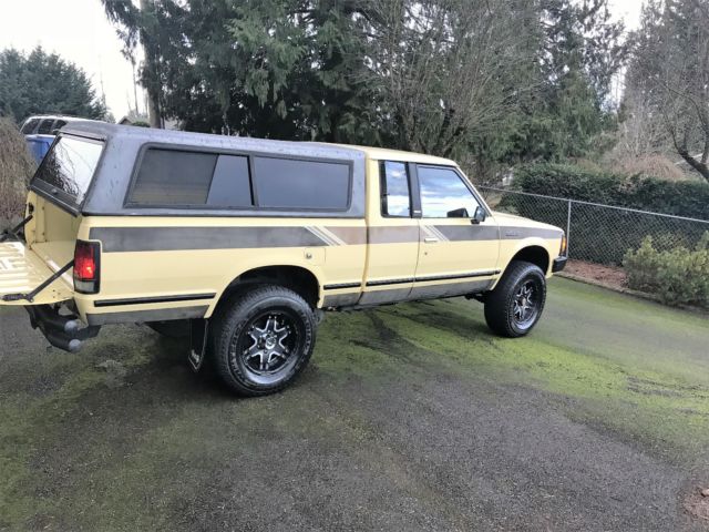 1985 yellow/custom stripe Nissan 720 Extended Cab Pickup