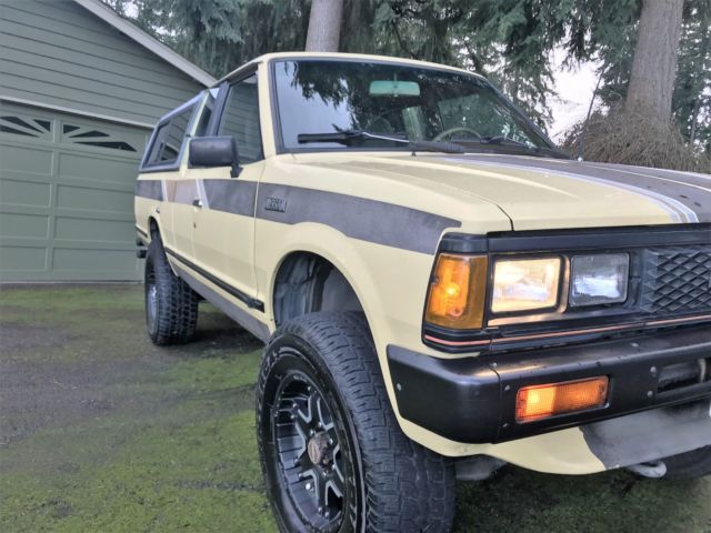 1985 yellow/custom stripe Nissan 720 Extended Cab Pickup