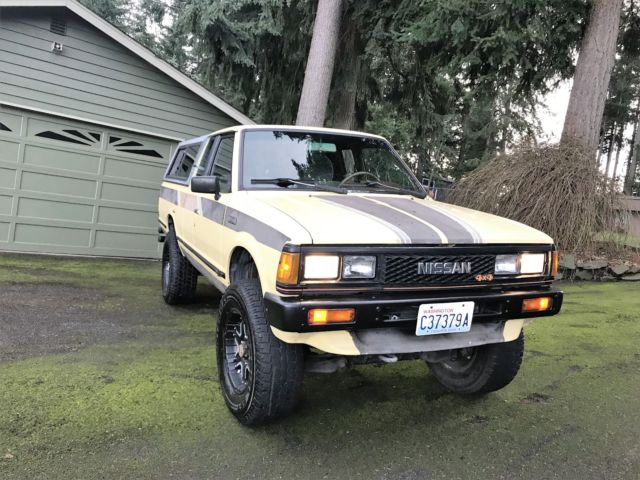 1985 yellow/custom stripe Nissan 720 Extended Cab Pickup