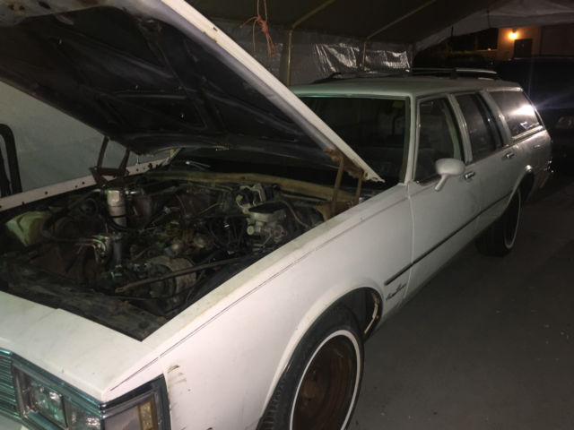 1985 White Oldsmobile Custom Cruiser Wagon