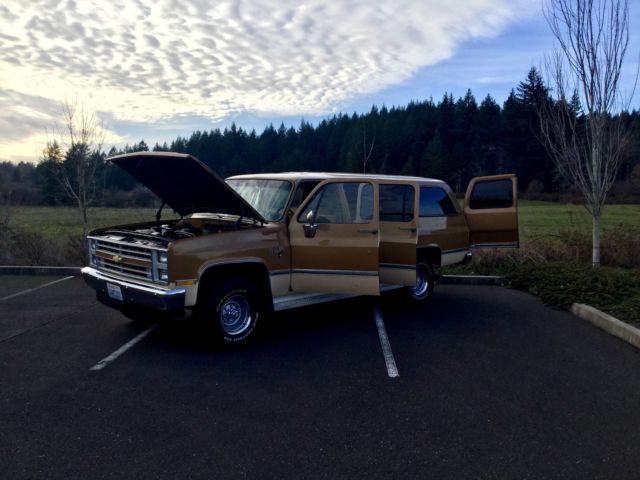 1985 Gold Chevrolet Suburban SUV