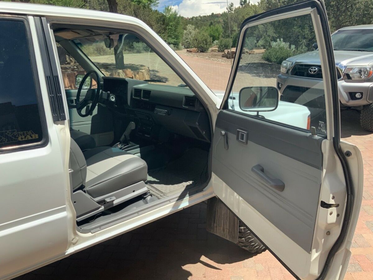 1985 White Ford F-150 Extended Cab Pickup