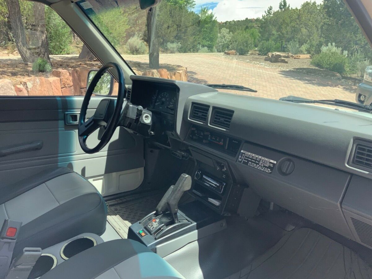 1985 White Ford F-150 Extended Cab Pickup