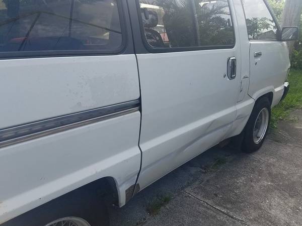 1900 White Toyota Van Minivan