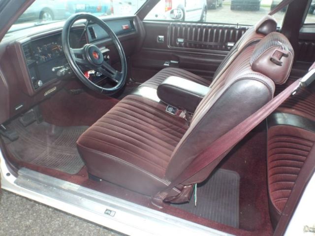 1985 White Chevrolet Monte Carlo Coupe