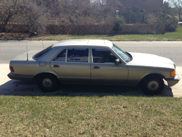 1986 Champagne Silver Mercedes-Benz 400-Series Sedan
