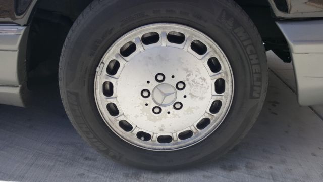 1986 Black Mercedes-Benz 500-Series Sedan