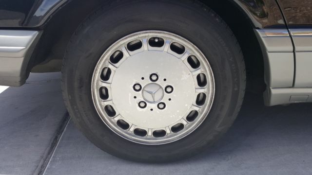 1986 Black Mercedes-Benz 500-Series Sedan