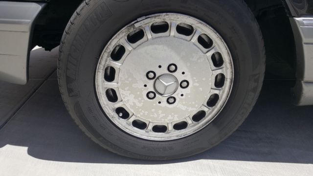 1986 Black Mercedes-Benz 500-Series Sedan