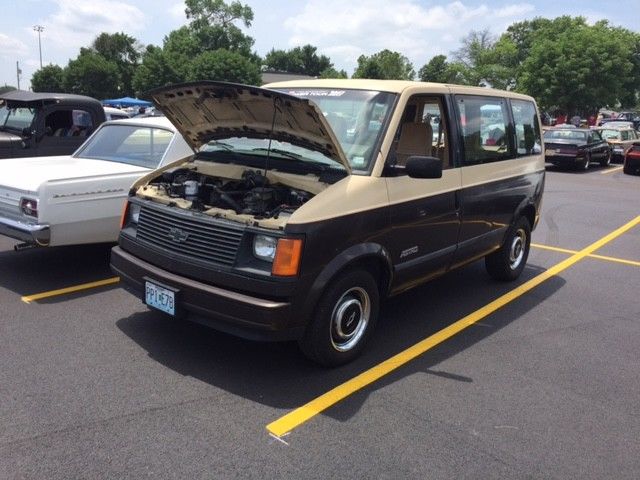 1986 Brown Chevrolet Astro van