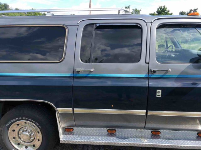 1986 Blue Chevrolet Suburban SUV