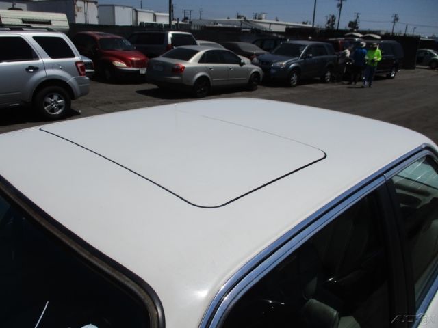 1986 White BMW 3-Series Sedan