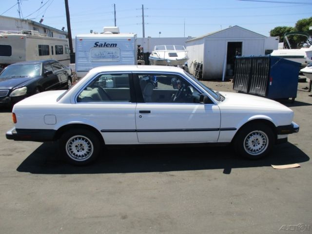 1986 White BMW 3-Series Sedan