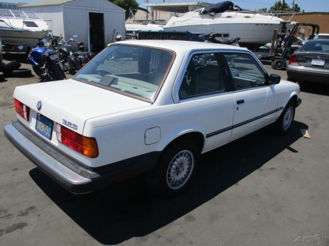 1986 White BMW 3-Series Sedan