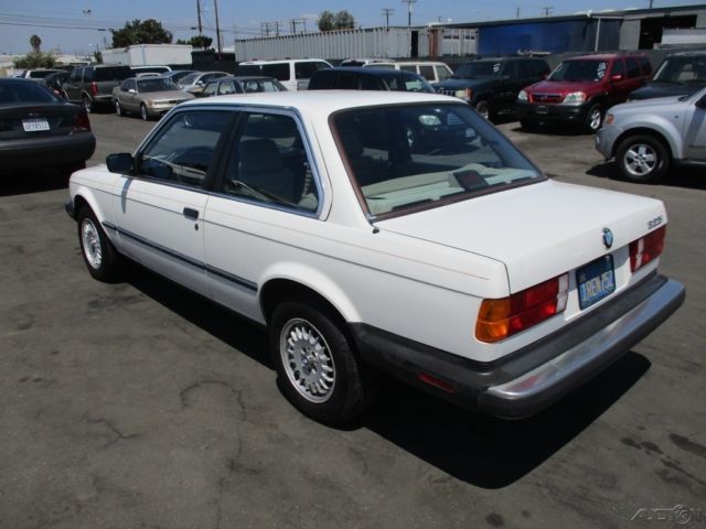 1986 White BMW 3-Series Sedan