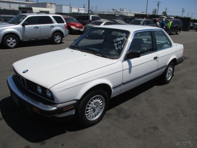 1986 White BMW 3-Series Sedan