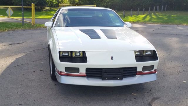 1986 White Chevrolet Camaro Coupe