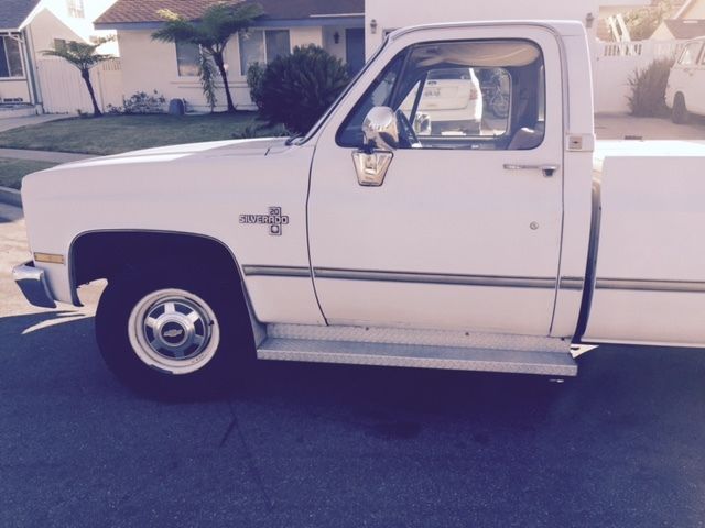 1986 white Chevrolet C-10 Cab & Chassis