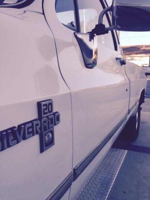 1986 white Chevrolet C-10 Cab & Chassis