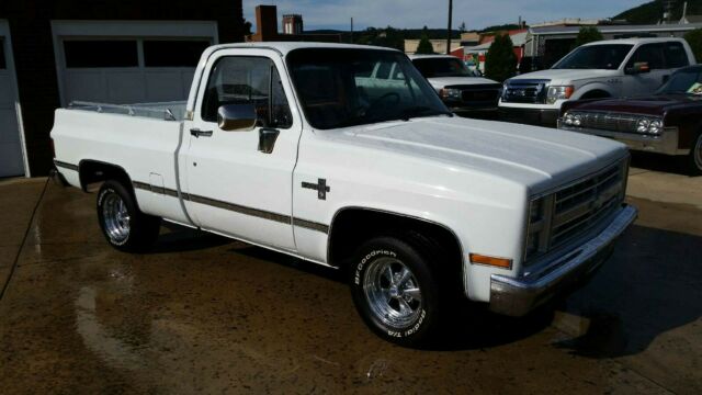 1986 White Chevrolet C-10 Standard Cab Pickup