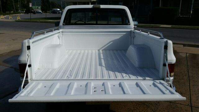 1986 White Chevrolet C-10 Standard Cab Pickup