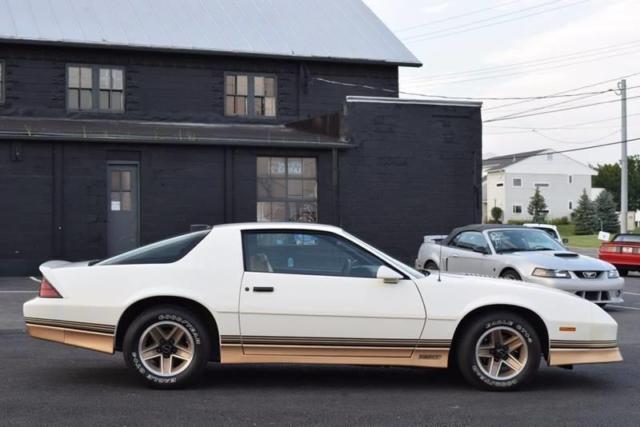 1986 White Chevrolet Camaro Coupe