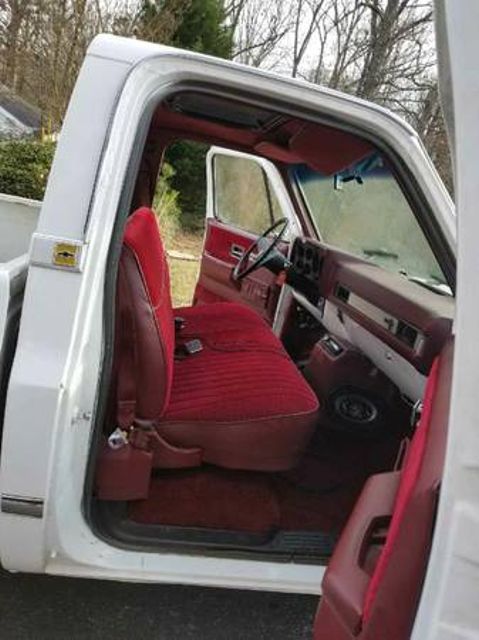 1986 White Chevrolet Pickup --