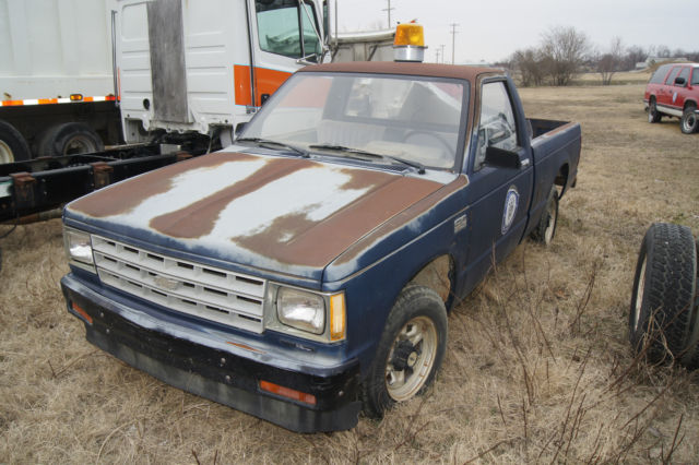 1986 Blue and Rust Chevrolet S-10 Standard Cab Pickup