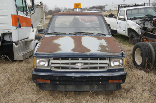 1986 Blue and Rust Chevrolet S-10 Standard Cab Pickup