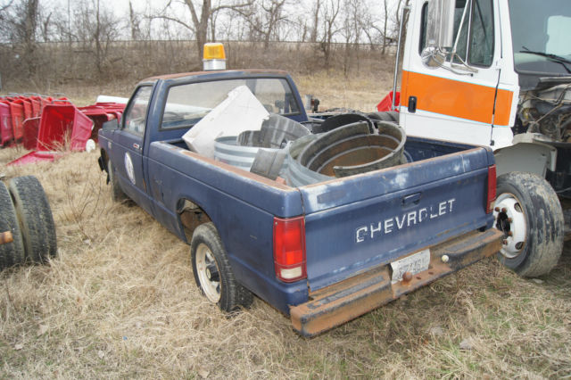 1986 Blue and Rust Chevrolet S-10 Standard Cab Pickup