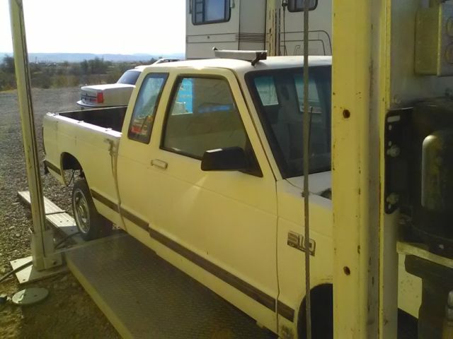 1986 White Chevrolet S-10 Extended Cab Pickup
