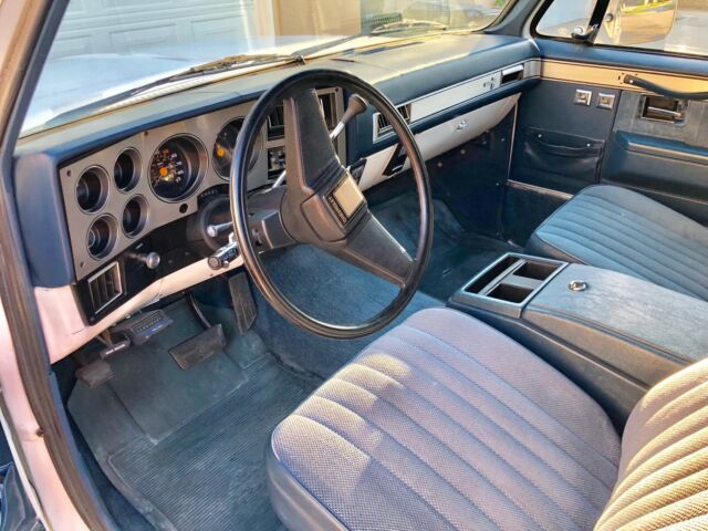 1986 White Chevrolet Suburban SUV