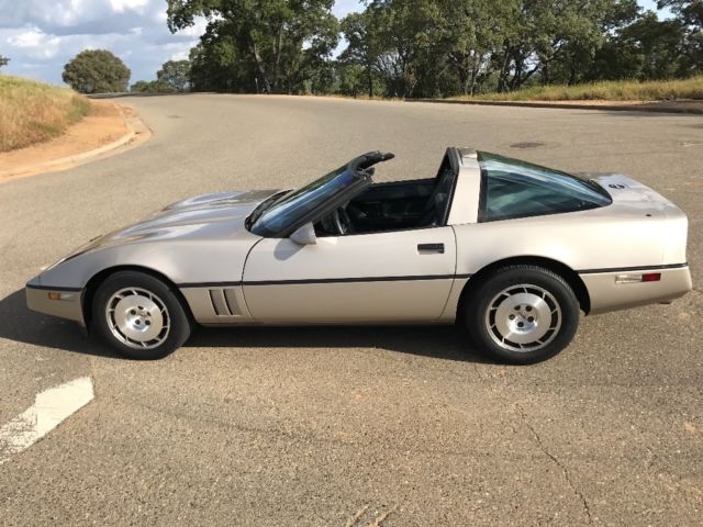 1986 Gold Chevrolet Corvette Coupe