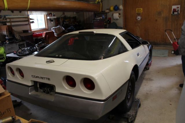 1986 White Chevrolet Corvette Coupe