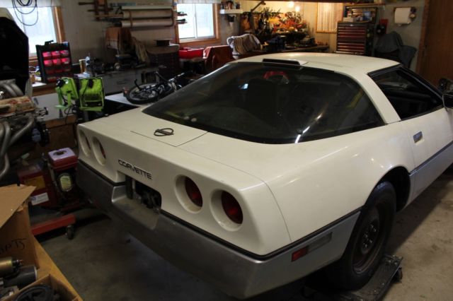 1986 White Chevrolet Corvette Coupe