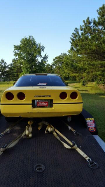 1986 Yellow Chevrolet Corvette Coupe