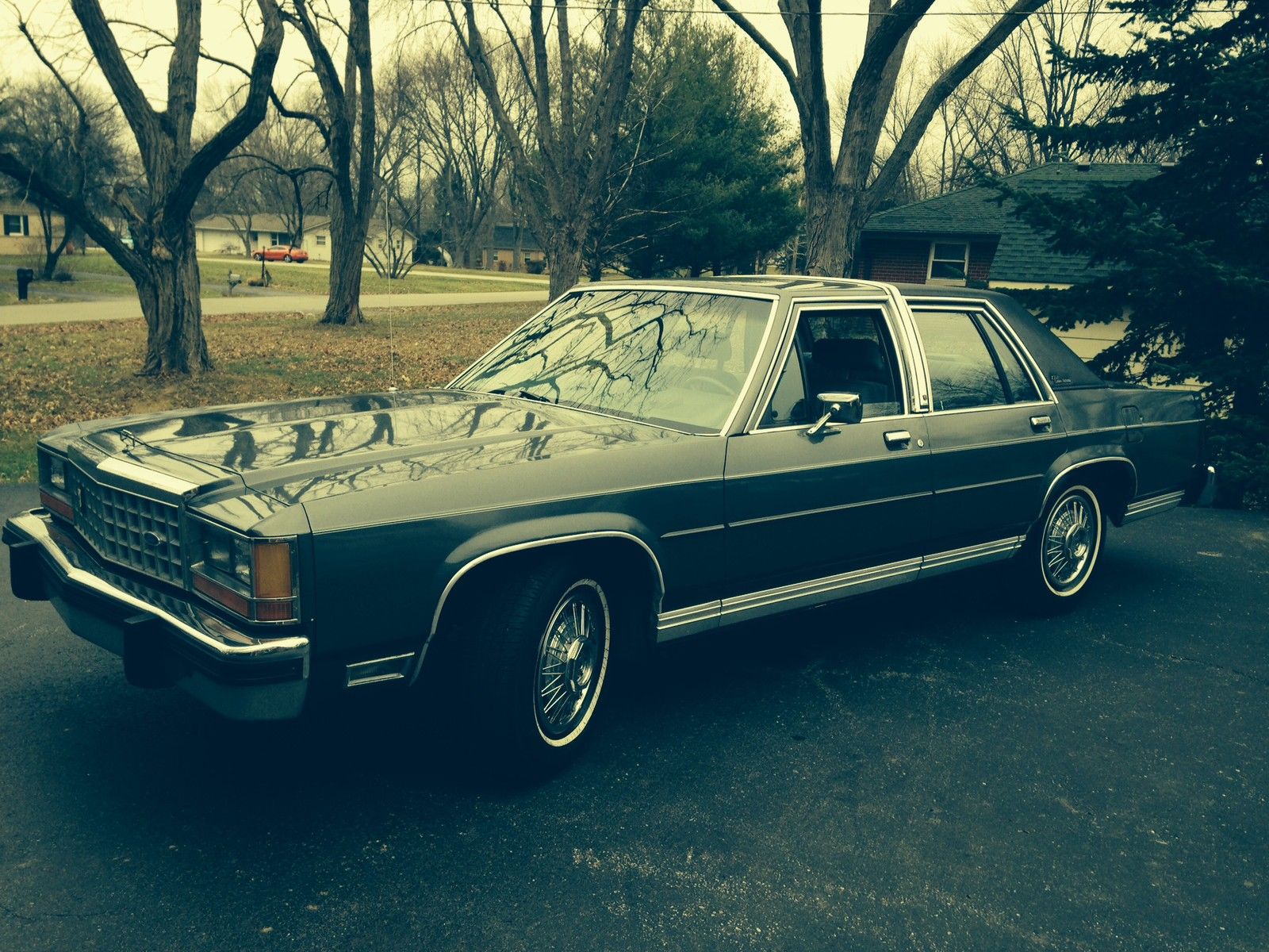 1986 Gray Ford Crown Victoria Sedan