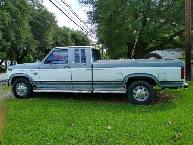 1986 Blue-White Ford F-250 Extended Cab Pickup