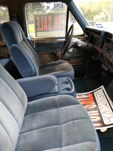 1986 Blue-White Ford F-250 Extended Cab Pickup