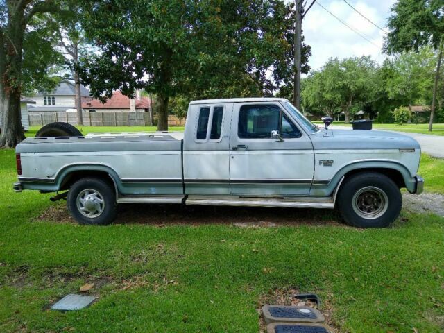 1986 Blue-White Ford F-250 Extended Cab Pickup