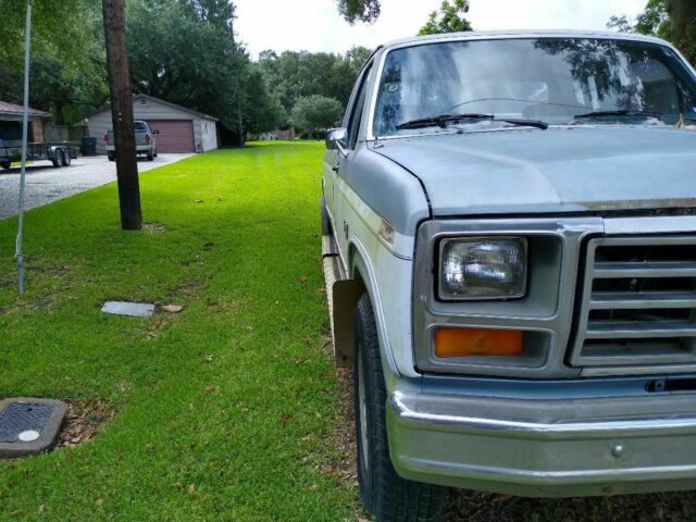 1986 Blue-White Ford F-250 Extended Cab Pickup