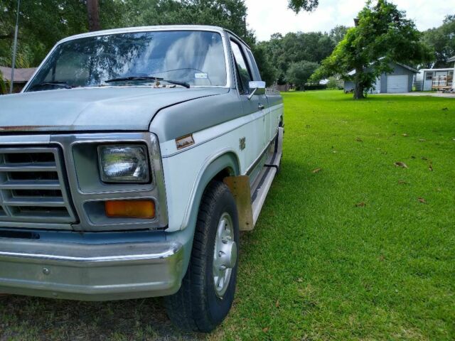 1986 Blue-White Ford F-250 Extended Cab Pickup