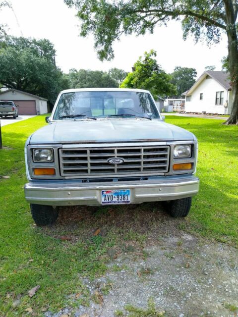 1986 Blue-White Ford F-250 Extended Cab Pickup