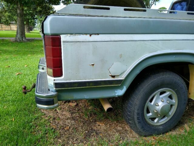 1986 Blue-White Ford F-250 Extended Cab Pickup