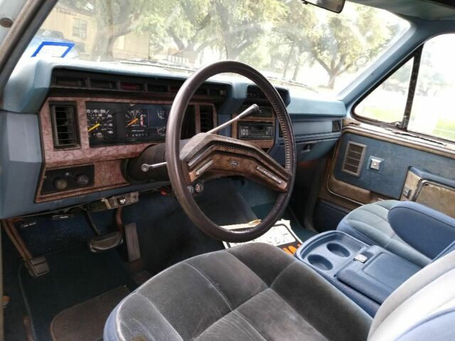 1986 Blue-White Ford F-250 Extended Cab Pickup