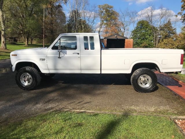 1986 White Ford F-250 Extended Cab Pickup