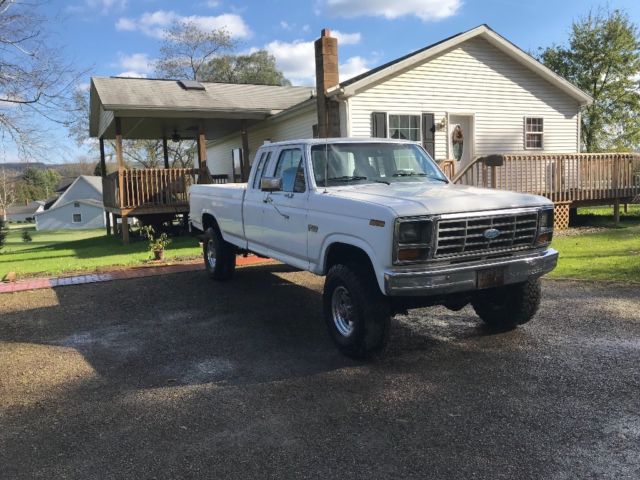1986 White Ford F-250 Extended Cab Pickup