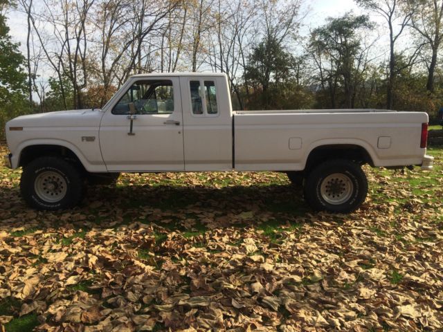 1986 white Ford F-250 Extended Cab Pickup