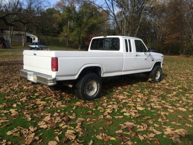 1986 white Ford F-250 Extended Cab Pickup