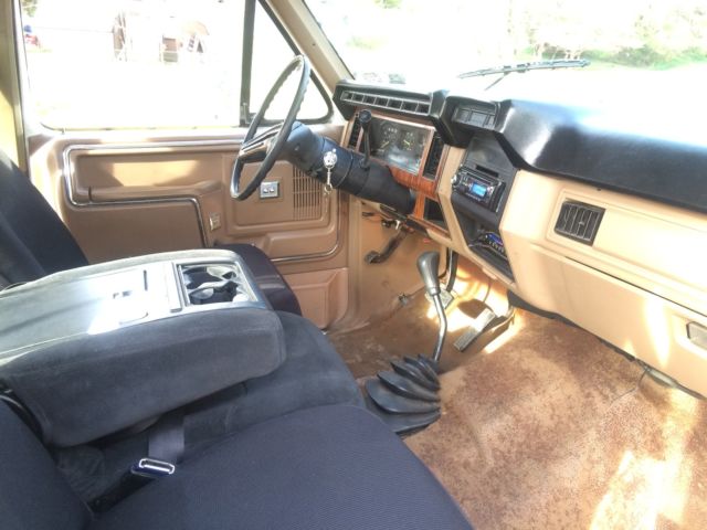 1986 white Ford F-250 Extended Cab Pickup